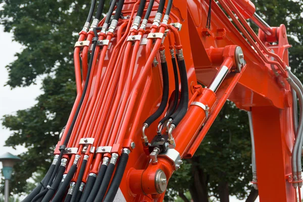 węże hydrauliczne przy ramieniu koparki